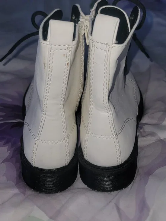 White Boots - Picture 2 of 4